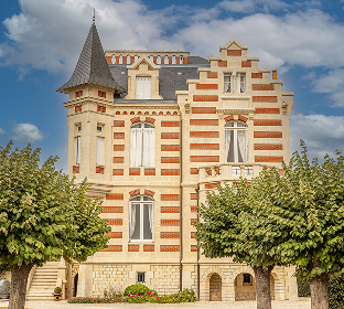 Façade d’immeuble résidentiel en pierre, illustration de diagnostics immobiliers