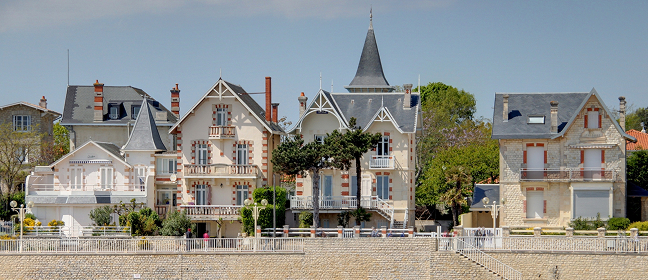 Maisons en bord de mer, illustration pour des diagnostics immobiliers locaux