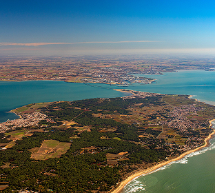 Vue aérienne de la côte près de Royan, illustration des diagnostics immobiliers locaux