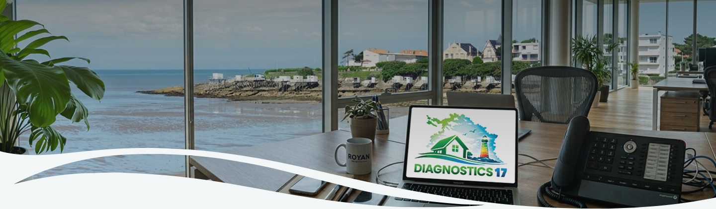 Bureau avec écran DIAGNOSTICS 17 et vue sur le littoral, pour demander un devis