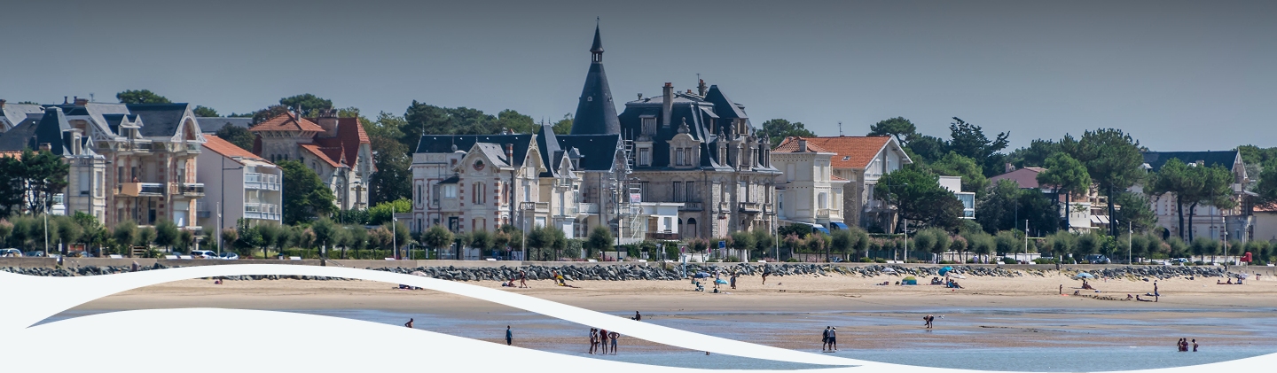 Vue du littoral de Royan : plage et immeubles, pour vos diagnostics immobiliers