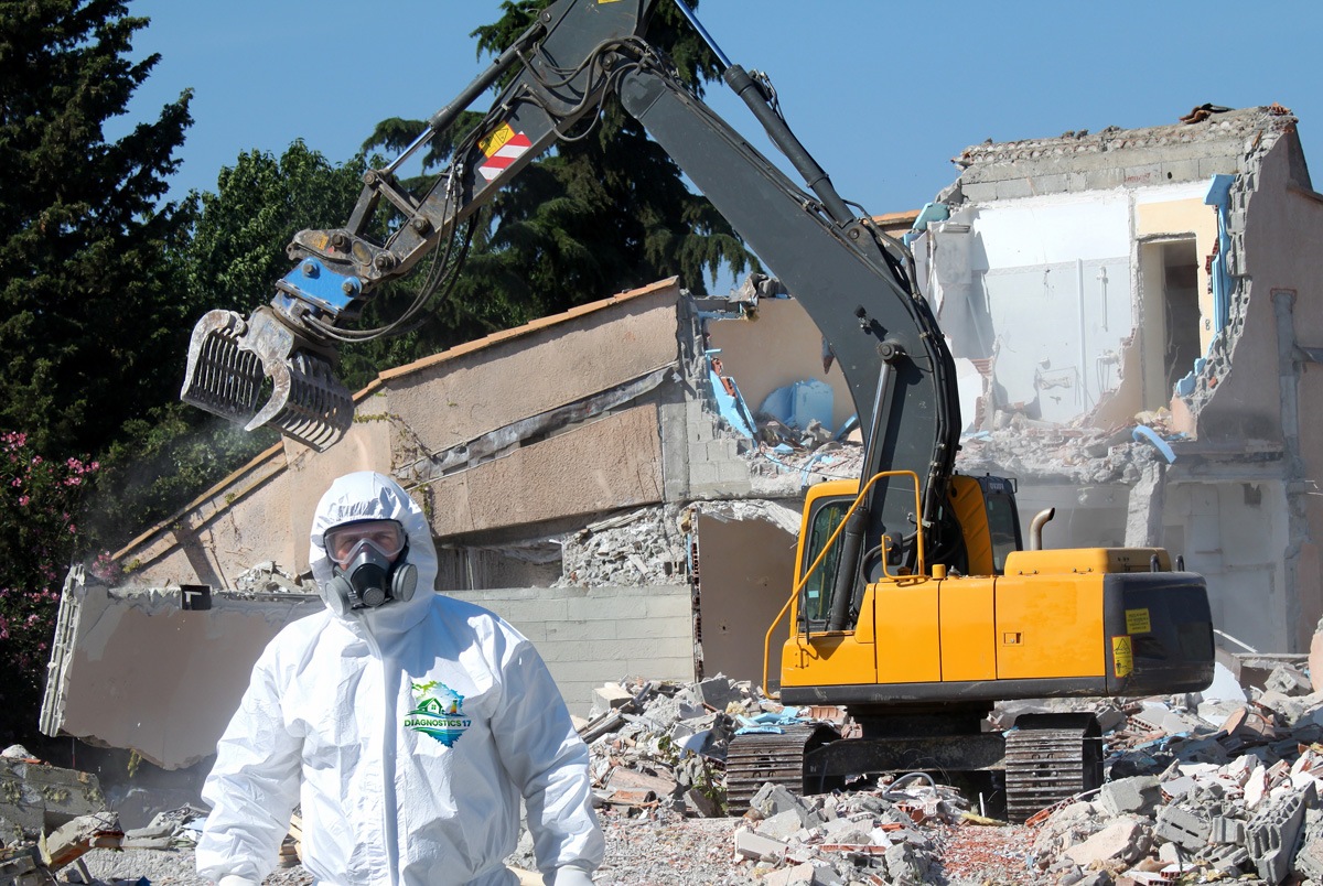 Diagnostic amiante avant travaux : opérateur en combinaison et masque sur un chantier