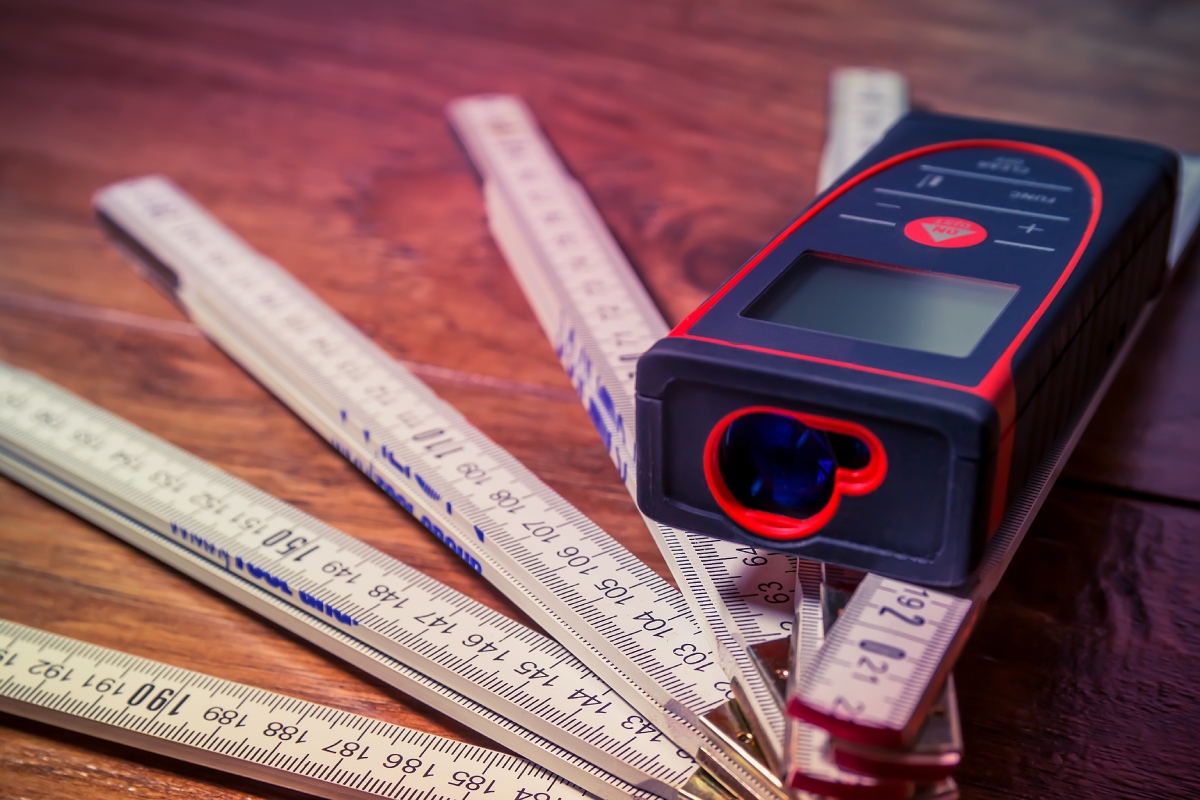 Diagnostic loi Carrez : mesure des surfaces avec mètre ruban