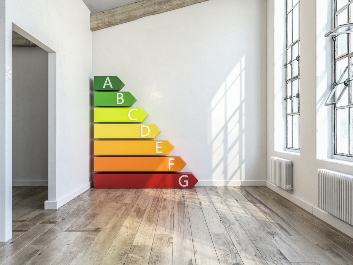 Diagnostic DPE : étiquette énergétique A à G sur un mur intérieur
