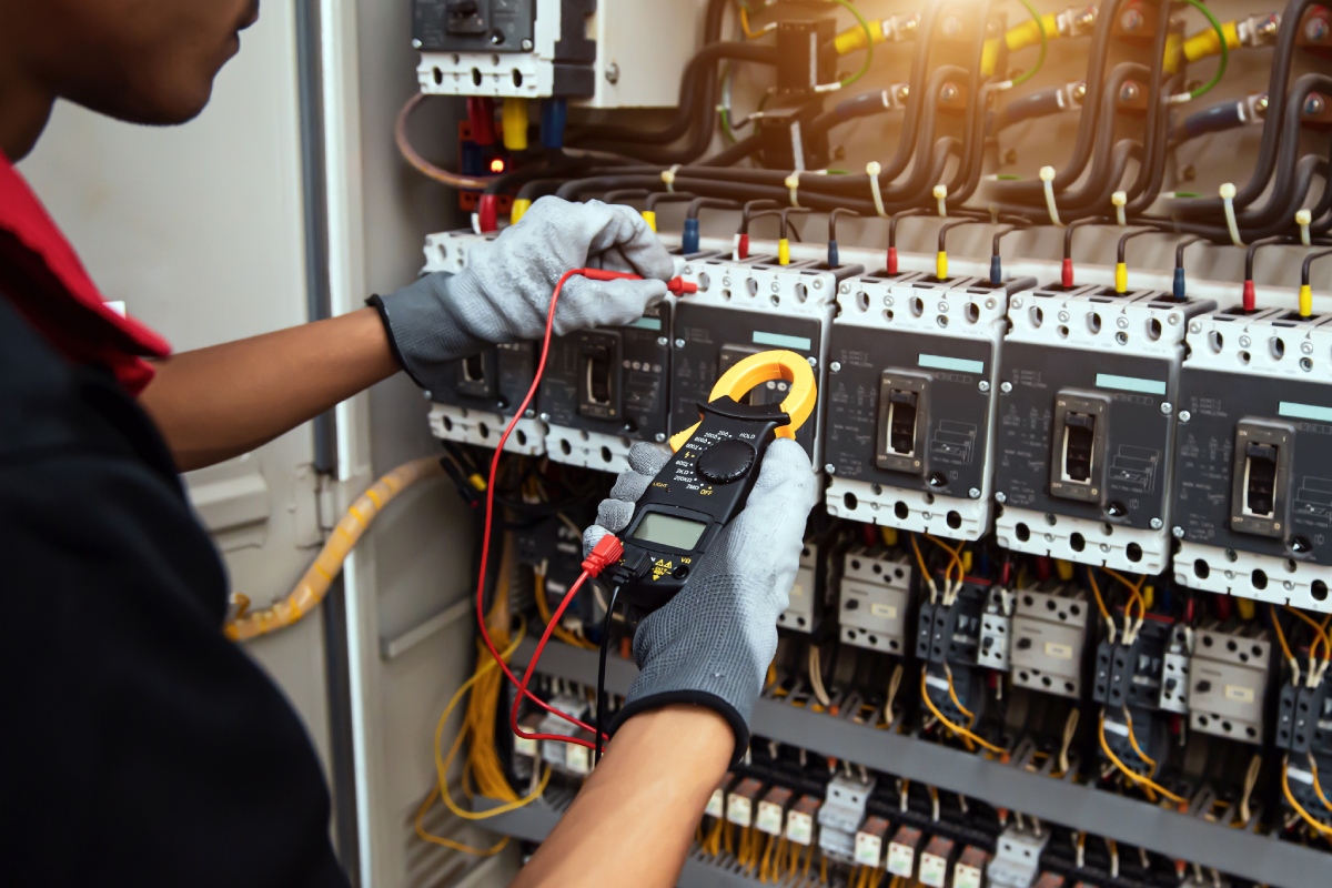Diagnostic électricité : technicien testant un tableau électrique
