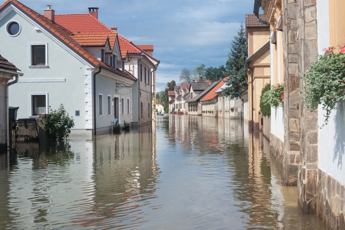 Diagnostic ERP : rue inondée illustrant les risques et pollutions