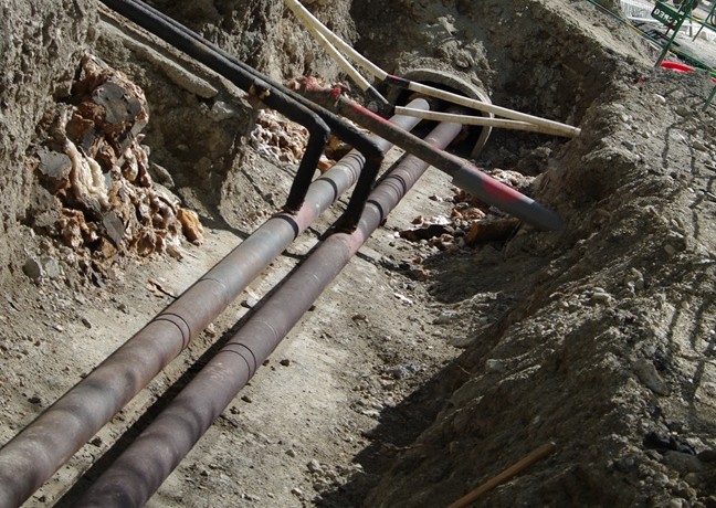 Diagnostic amiante avant travaux : opérateur en combinaison et masque sur un chantier