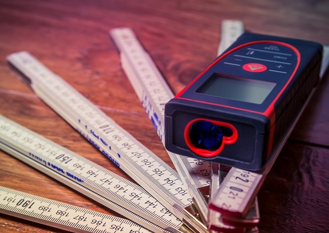Diagnostic amiante avant travaux : opérateur en combinaison et masque sur un chantier