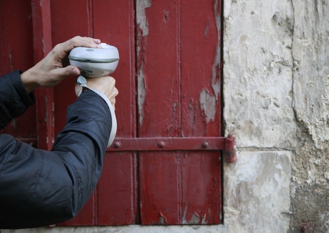 Diagnostic amiante avant travaux : opérateur en combinaison et masque sur un chantier
