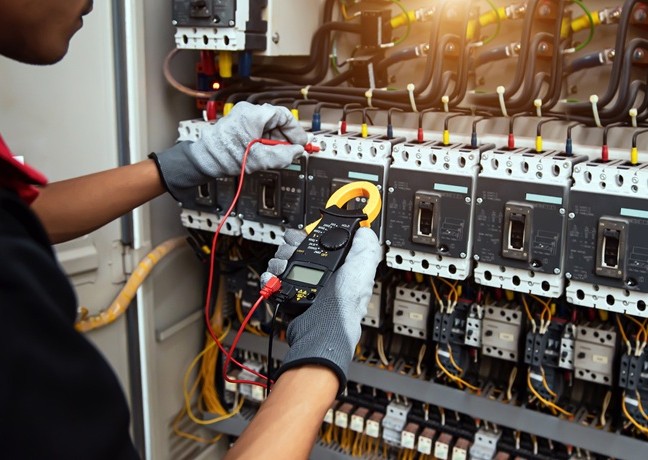 Diagnostic amiante avant travaux : opérateur en combinaison et masque sur un chantier